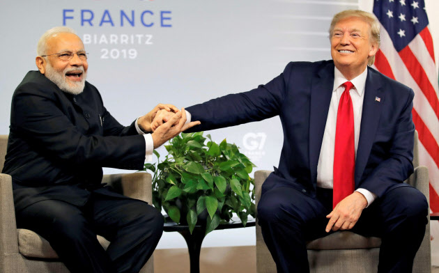 モディ首相(左)はトランプ氏と親しいが、インドは米国から関税優遇措置を外された=ロイター モディ首相(左)はトランプ氏と親しいが、インドは米国から関税優遇措置を外された=ロイター