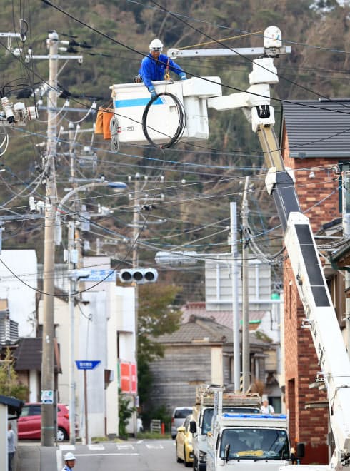 電線の復旧作業を進める作業員(13日、千葉県館山市)