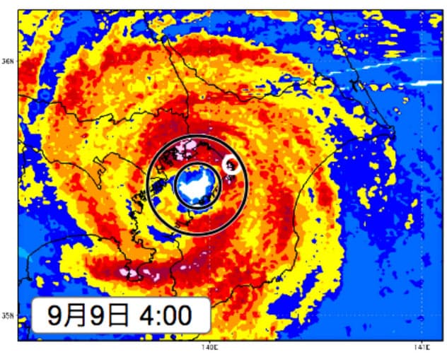上陸直前の台風15号。目を取り巻く発達した壁雲の下で暴風となった(9月9日午前4時、丸印は千葉市。ウェザーニューズ提供) 上陸直前の台風15号。目を取り巻く発達した壁雲の下で暴風となった(9月9日午前4時、丸印は千葉市。ウェザーニューズ提供)