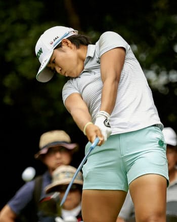 第2日、3番でティーショットを放つ畑岡奈紗。通算8アンダーで単独首位(13日、チェリーヒルズGC)=共同