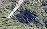 台風15号の影響で倒れた鉄塔（9日、千葉県君津市）