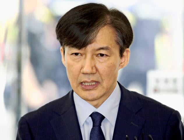 家族の疑惑を抱えながら法相に就任した曺国氏=聯合・共同 家族の疑惑を抱えながら法相に就任した曺国氏=聯合・共同