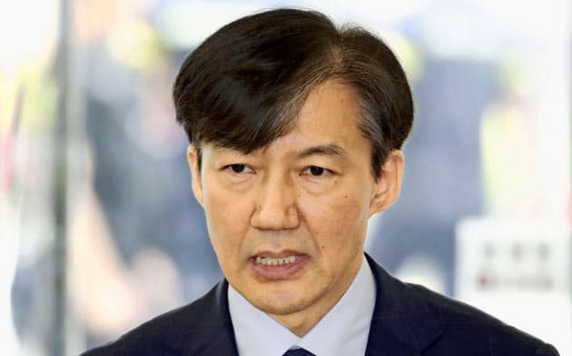家族の疑惑を抱えながら法相に就任した曺国氏=聯合・共同 家族の疑惑を抱えながら法相に就任した曺国氏=聯合・共同