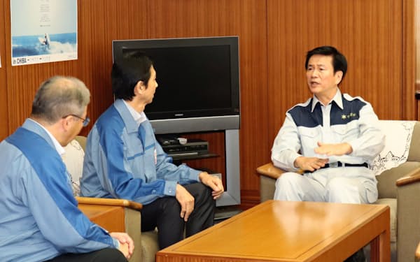 停電の早期復旧を要請する森田健作知事(右)（14日、千葉県庁）