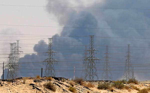 14日、サウジアラムコの石油施設から煙が上がった=ロイター