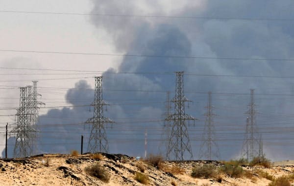 14日、サウジアラムコの石油施設から煙が上がった=ロイター