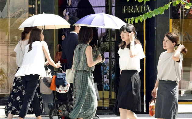 暑い日が続いた(10日、東京・銀座) 暑い日が続いた(10日、東京・銀座)