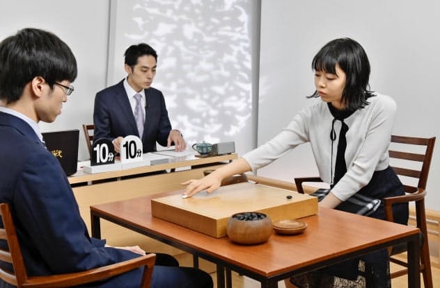 竜星戦決勝トーナメントの準決勝で対局する許家元八段(左)と上野愛咲美女流棋聖(14日、東京都千代田区)=共同 竜星戦決勝トーナメントの準決勝で対局する許家元八段(左)と上野愛咲美女流棋聖(14日、東京都千代田区)=共同