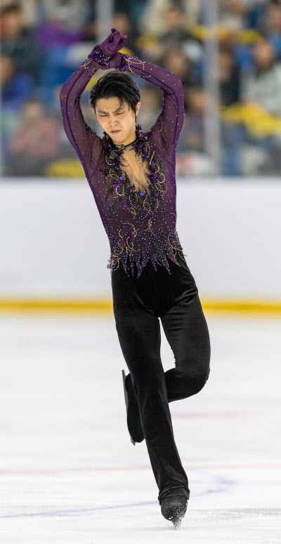 羽生結弦 今季初戦で優勝 フィギュアオータムc 日本経済新聞