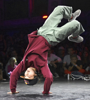 ブレイクダンス 湯浅が初代女王 世界アーバン大会 日本経済新聞 ブレイクダンス 湯浅が初代女王 世界アーバン大会 日本経済新聞