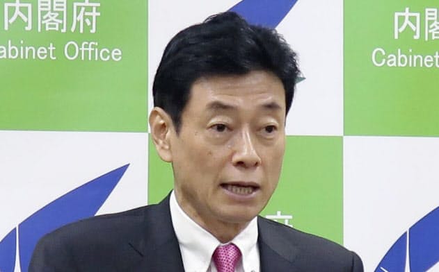 記者会見する西村経財相(12日、内閣府) 記者会見する西村経財相(12日、内閣府)