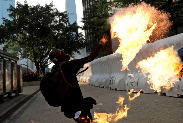 香港また無許可デモ 一部が火炎瓶使用 数万人参加か 日本経済新聞