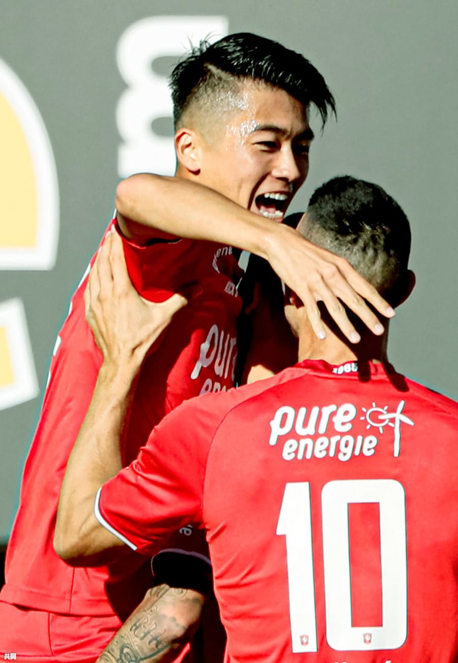 中村 先制ゴールも一発退場 オランダ1部 日本経済新聞