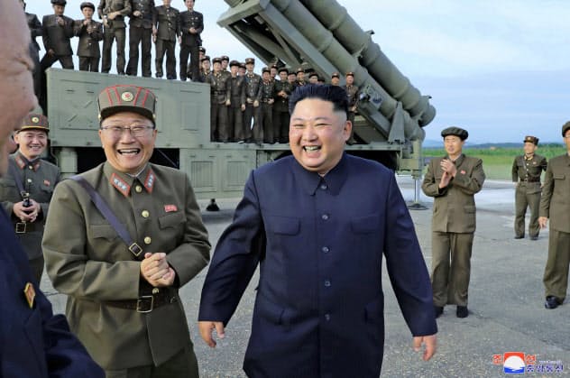 8月下旬に兵器の試射を視察した北朝鮮の金正恩委員長=朝鮮中央通信・共同 8月下旬に兵器の試射を視察した北朝鮮の金正恩委員長=朝鮮中央通信・共同