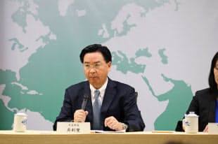 ソロモン諸島との断交を発表する台湾の呉外相(16日夜、台北市内)