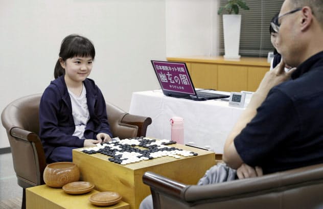 囲碁の第59期十段戦予選Cで古田直義四段(右)を破り、笑顔で対局を振り返る仲邑菫初段(16日午後、大阪市の日本棋院関西総本部)=共同 囲碁の第59期十段戦予選Cで古田直義四段(右)を破り、笑顔で対局を振り返る仲邑菫初段(16日午後、大阪市の日本棋院関西総本部)=共同