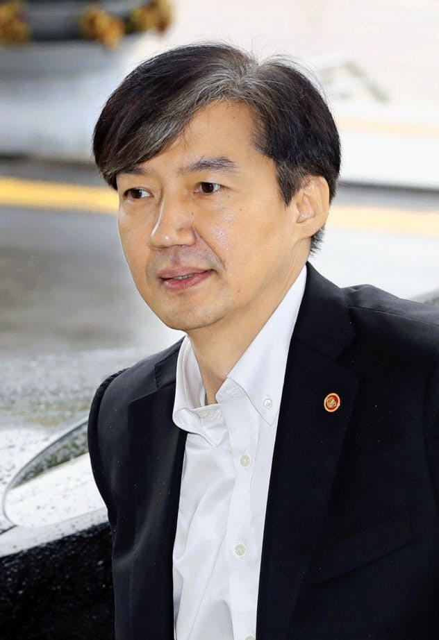 曺国(チョ・グク)法相の親族による不透明な資金運用疑惑への捜査が広がっている=聯合・共同 曺国(チョ・グク)法相の親族による不透明な資金運用疑惑への捜査が広がっている=聯合・共同