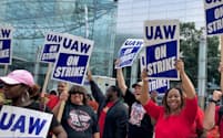 GMの本社前でストライキのデモを行うUAWの組合員（16日、米デトロイト）