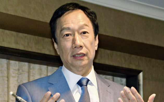 無所属での総統選出馬を突然、断念した鴻海精密工業前董事長の郭台銘氏(7日)=共同 無所属での総統選出馬を突然、断念した鴻海精密工業前董事長の郭台銘氏(7日)=共同
