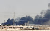 14日、攻撃を受けて黒煙をあげるサウジアラムコの石油施設=ロイター