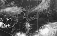 先週末、日本の南にあった雲の塊は台風になりそうでならなかった（9月14日午後7時の気象衛星画像。気象庁提供）