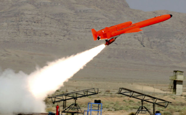 米軍の無人機MQMストリーカーを複製したとみられるイランのカラール(推定航続距離は1000キロメートル)=AP 米軍の無人機MQMストリーカーを複製したとみられるイランのカラール(推定航続距離は1000キロメートル)=AP