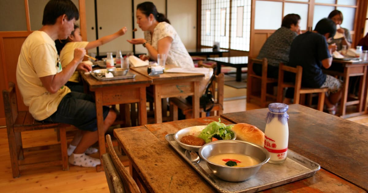 山梨 北杜市 おいしい学校 昭和の校舎で給食 日本経済新聞 山梨 北杜市 おいしい学校 昭和の校舎で給食 日本経済新聞