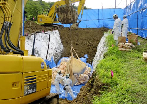 豚コレラ対策として、飼育する豚にワクチン接種を可能にする(養豚場で行われる殺処分作業、14日、埼玉県秩父市)=同県提供