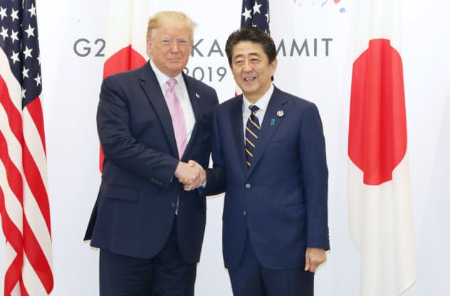 トランプ米大統領と握手を交わす安倍首相(6月、大阪市)=代表撮影 トランプ米大統領と握手を交わす安倍首相(6月、大阪市)=代表撮影