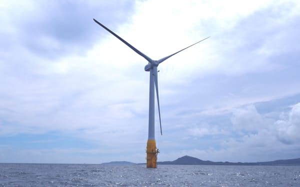 発電機の全長は172メートルで、海底に沈む約80メートルの浮体で風車を支えている（長崎県五島市）