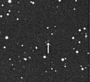 太陽系外から飛来したとみられる彗星の画像。矢印の先に暗く写っている(ゲナディ・ボリソフ氏提供)=共同 太陽系外から飛来したとみられる彗星の画像。矢印の先に暗く写っている(ゲナディ・ボリソフ氏提供)=共同