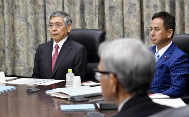 金融政策決定会合に臨む黒田総裁(奥左)ら(19日午前、日銀本店)=共同 金融政策決定会合に臨む黒田総裁(奥左)ら(19日午前、日銀本店)=共同