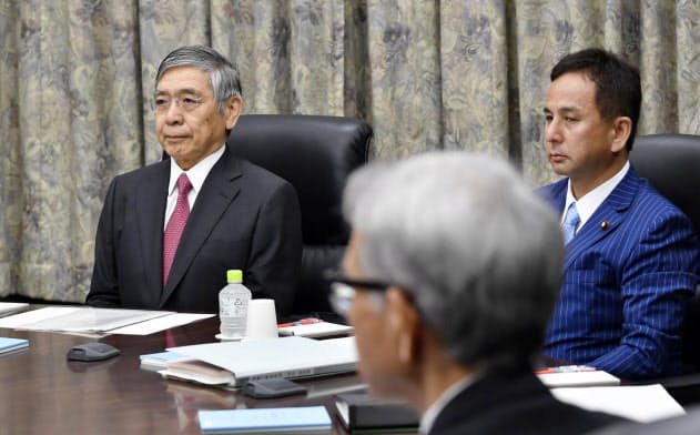 金融政策決定会合に臨む黒田総裁(奥左)ら(19日午前、日銀本店)=共同 金融政策決定会合に臨む黒田総裁(奥左)ら(19日午前、日銀本店)=共同