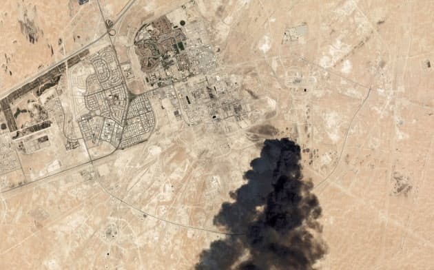 サウジのアブカイクの石油施設は無人機で攻撃され、サウジ・米国とイランの間の緊張が高まっている=AP サウジのアブカイクの石油施設は無人機で攻撃され、サウジ・米国とイランの間の緊張が高まっている=AP