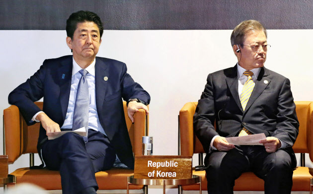 最後は首脳外交での決着しかないだろう。APEC首脳会議の関連会合に臨む安倍首相(左)と韓国の文在寅大統領=2018年11月17日、パプアニューギニアのポートモレスビー(代表撮影)=共同 最後は首脳外交での決着しかないだろう。APEC首脳会議の関連会合に臨む安倍首相(左)と韓国の文在寅大統領=2018年11月17日、パプアニューギニアのポートモレスビー(代表撮影)=共同