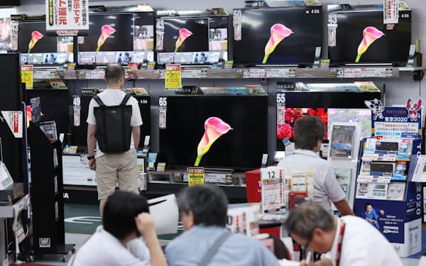 家電量販店に並ぶ液晶テレビを見る人たち（東京都千代田区のヨドバシカメラマルチメディアAkiba）