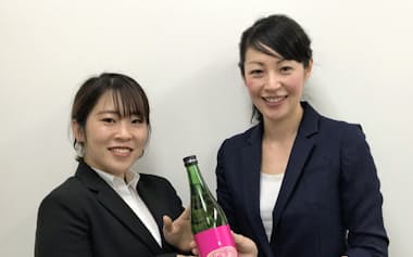 若者向けに企画した日本酒を手にする天山酒造の坂本さん(左)と釘本さん