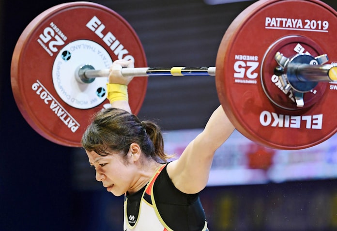 女子49キロ級 三宅 左脚痛で途中棄権 世界重量挙げ 日本経済新聞 女子49キロ級 三宅 左脚痛で途中棄権 世界重量挙げ 日本経済新聞