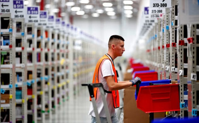 アマゾンの倉庫で働く従業員。同社は巨大プラットフォーマーとして利益をほぼ総取りする「レンティア資本主義の典型」とされる=ロイター アマゾンの倉庫で働く従業員。同社は巨大プラットフォーマーとして利益をほぼ総取りする「レンティア資本主義の典型」とされる=ロイター