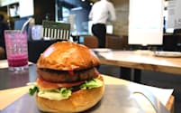プラネットグリーンの人工肉ハンバーガー（17日、広東省深圳市内のレストラン）