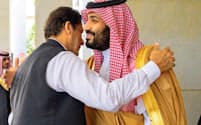 19日、サウジを訪れたカーン・パキスタン首相（左）を出迎えるムハンマド・サウジ皇太子（ジェッダ）=サウジ王室提供・ロイター