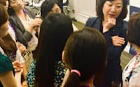 野田氏は全国から集まった政治家を目指す女性と積極的に懇談した