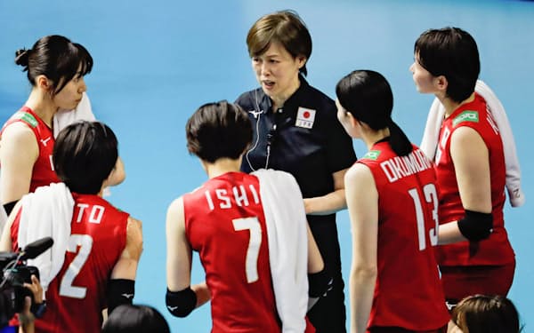 中田久美監督（中央）の下、全日本女子は9月14日からワールドカップに臨む。