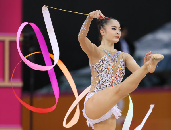皆川13位 五輪出場枠獲得 世界新体操 日本経済新聞