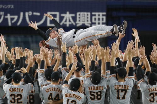 5年ぶりのリーグ優勝を決め、胴上げされる巨人の原監督(21日、横浜)=時事