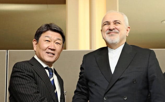 イランのザリフ外相(右)との会談を前に、握手を交わす茂木外相=23日、米ニューヨーク(代表撮影・共同) イランのザリフ外相(右)との会談を前に、握手を交わす茂木外相=23日、米ニューヨーク(代表撮影・共同)