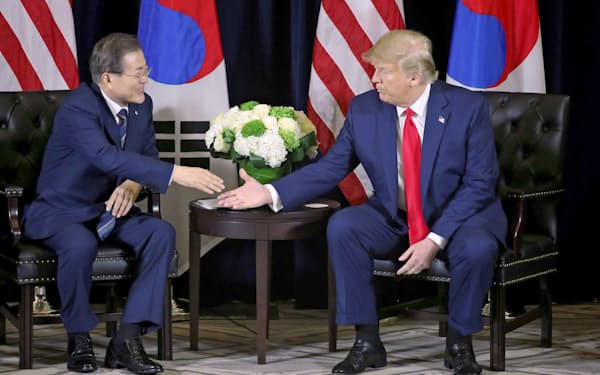 会談するトランプ米大統領（右）と韓国の文在寅大統領（23日、ニューヨーク）=ロイター