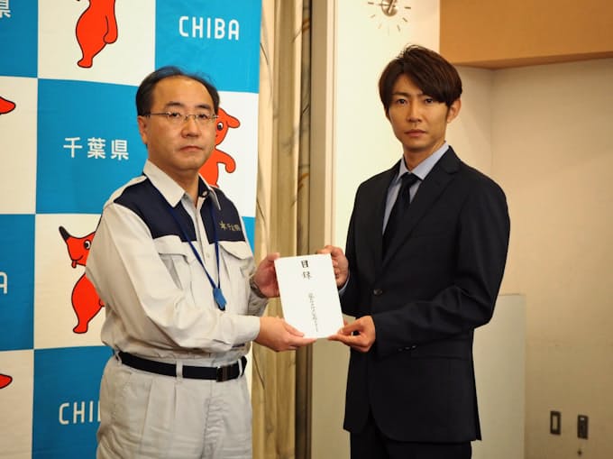 嵐 の相葉雅紀さん 千葉県庁訪問 被災地に義援金 日本経済新聞