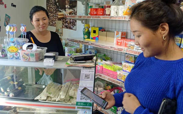 モンゴルの小売店など10万店舗でQRコードのステッカーが貼られている