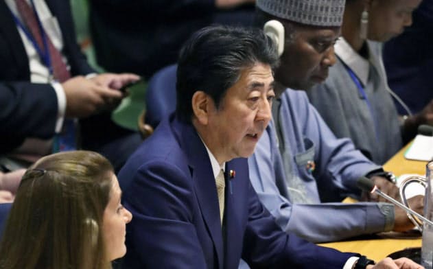 UHC推進に関する首脳級会合で演説する安倍首相(中央)(23日、米ニューヨークの国連本部)=代表撮影・共同 UHC推進に関する首脳級会合で演説する安倍首相(中央)(23日、米ニューヨークの国連本部)=代表撮影・共同